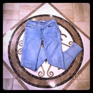Light wash Levi’s Skinny Jeans sz 27 👖